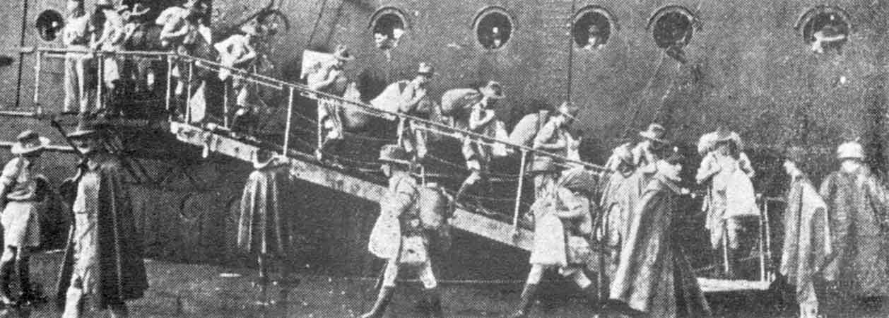 Arriving in Singapore
Disembarking from Johan Van Oldenbarnevelt (HMT FF) at Singapore on 15/8/1941.
Keywords: Johan