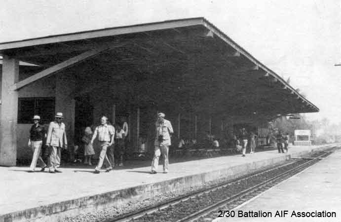 Makan 269
"Ban Pong Railway Station: Ray Brown and Frank McDonald about to pass on either side of Ron Maston, Bruce (Dutchy) Holland on edge of platform."
Keywords: 061222 Makan269