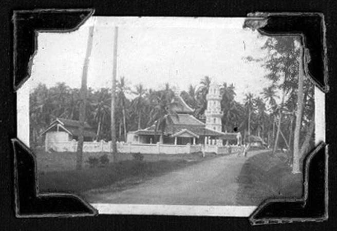 Training in Malaya
Street scene in Malaya. Possibly a mosque or temple.

From photo album containing photos of:
NX65871 - ALLARDICE, Stephen Russell (Steve), Sgt. - HQ Coy. HQ. Transport Platoon
Keywords: 20131219a